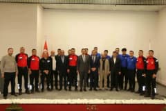 Türkiye Dil ve Edebiyat Derneği Erzurum Şube Başkanı Murat Ertaş, Hüseyin Turgut Eğitim Merkezi'nde konferans verirken