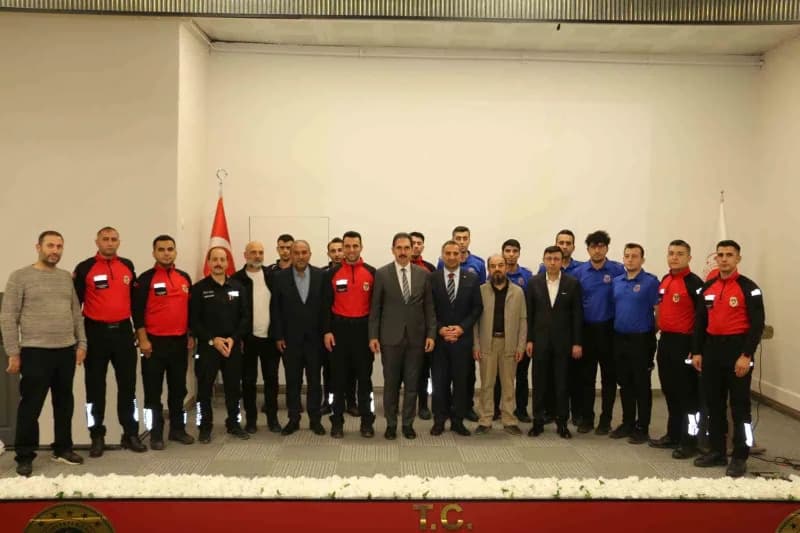 Türkiye Dil ve Edebiyat Derneği Erzurum Şube Başkanı Murat Ertaş, Hüseyin Turgut Eğitim Merkezi'nde konferans verirken