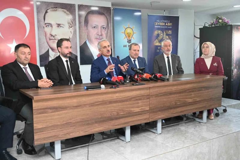 Ulaştırma ve Altyapı Bakanı Abdulkadir Uraloğlu Isparta ziyareti sırasında açıklama yapıyor
