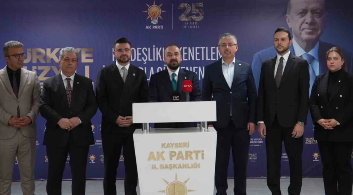 AK Parti Tanıtım ve Medya Başkanı Faruk Acar Kayseri'de basın toplantısında konuşuyor