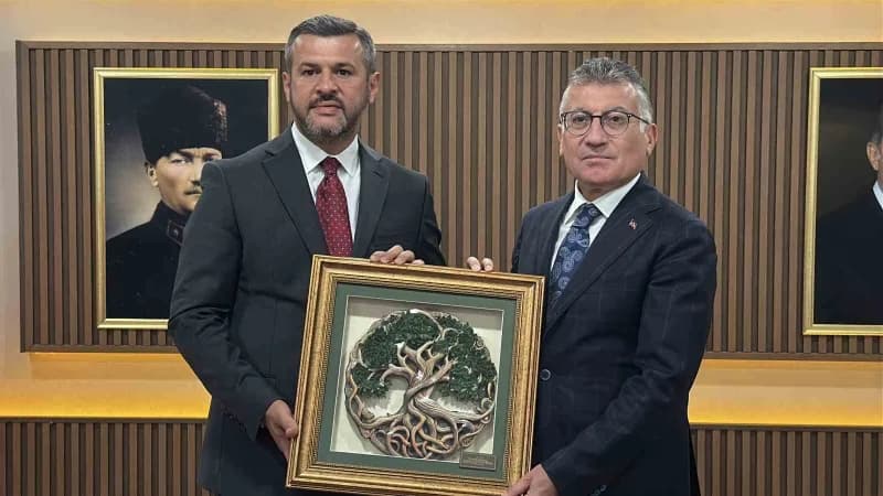 Konuşmaların ardından caddede beraberindeki heyetle birlikte esnafları gezen Güler, Karabük Belediye Başkanı Özkan Çetin