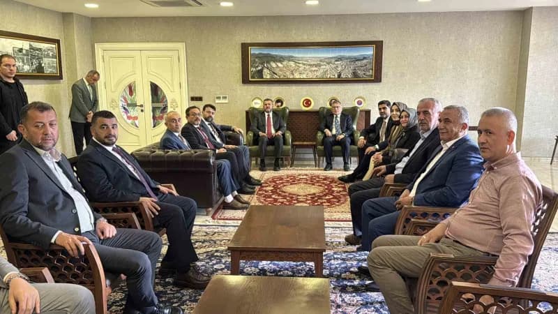 Konuşmaların ardından caddede beraberindeki heyetle birlikte esnafları gezen Güler, Karabük Belediye Başkanı Özkan Çetin