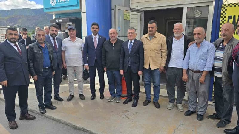 Güler, caddede beraberindeki heyetle birlikte esnafları gezdi.