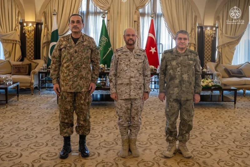 Genelkurmay Başkanı Selçuk Bayraktaroğlu, Pakistan Genelkurmay Başkanı Asim Munir ve Suudi Arabistan Genelkurmay Başkanı