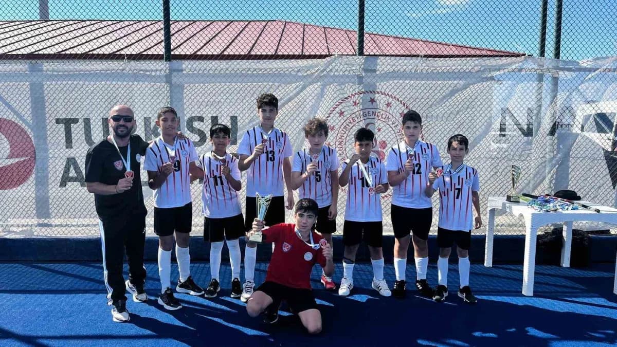 Arslan Zeki Demirci Ortaokulu Hokey Spor Kulübü sporcuları Türkiye Şampiyonası U16 Yükselme Turnuvasında kupa töreninde