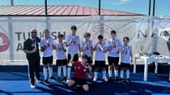 Arslan Zeki Demirci Ortaokulu Hokey Spor Kulübü sporcuları Türkiye Şampiyonası U16 Yükselme Turnuvasında kupa töreninde