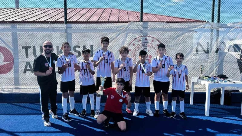 Arslan Zeki Demirci Ortaokulu Hokey Spor Kulübü sporcuları Türkiye Şampiyonası U16 Yükselme Turnuvasında kupa töreninde