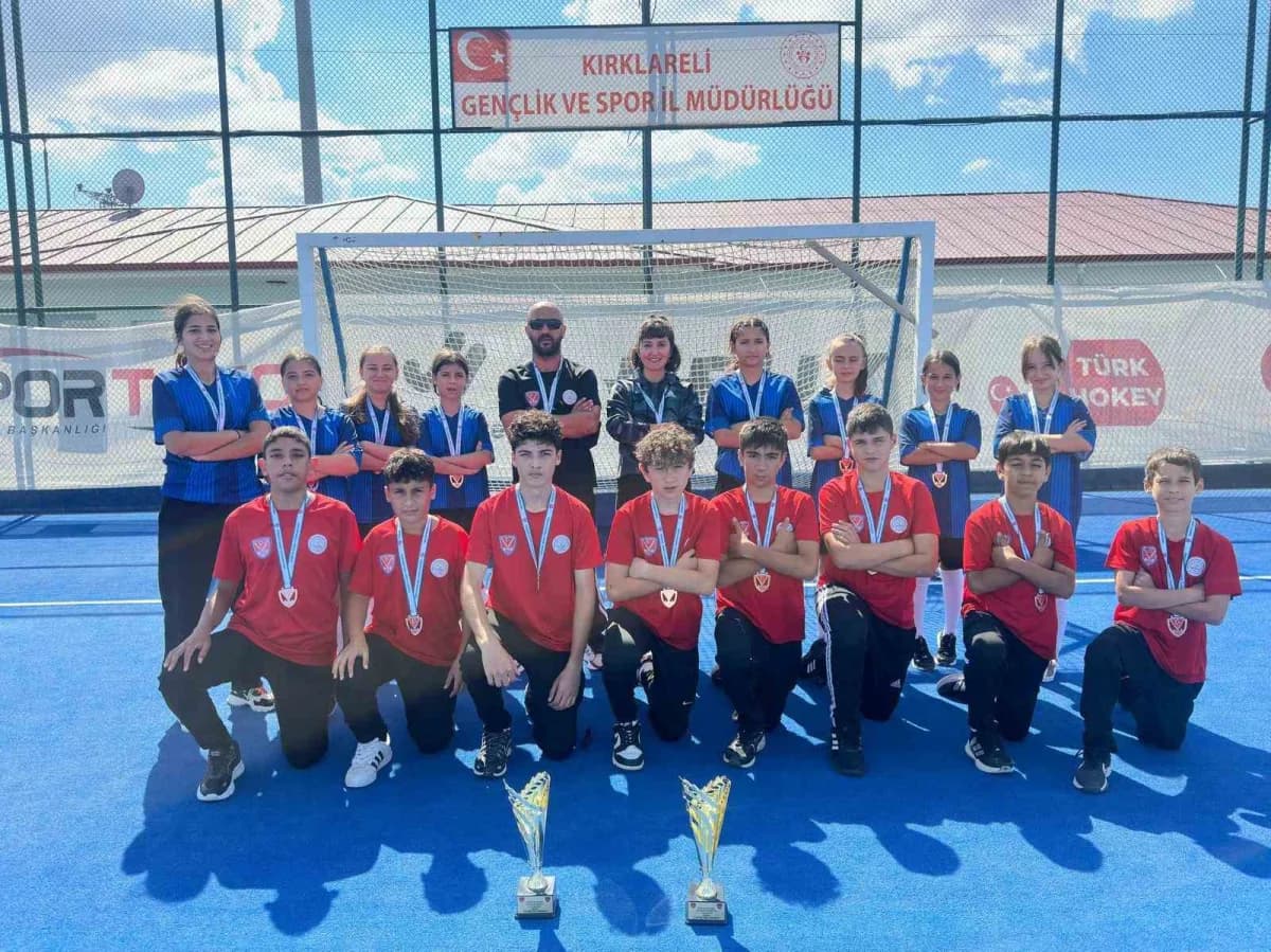 Arslan Zeki Demirci Ortaokulu Hokey Spor Kulübü, kurulduğu günden bu yana ilk kez katıldığı Türkiye Şampiyonası U16 Yüks