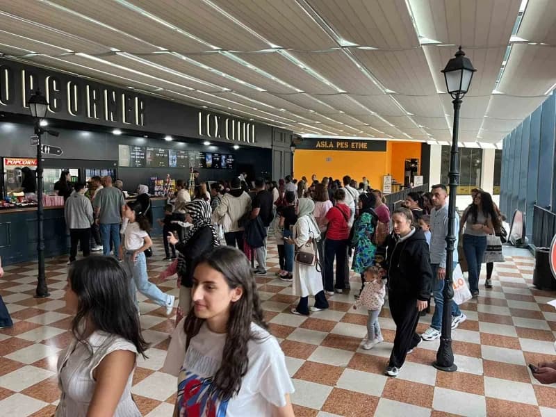 Türkiye Sinema Festivali kapsamında kalabalık seyirci sinema salonunda film izliyor