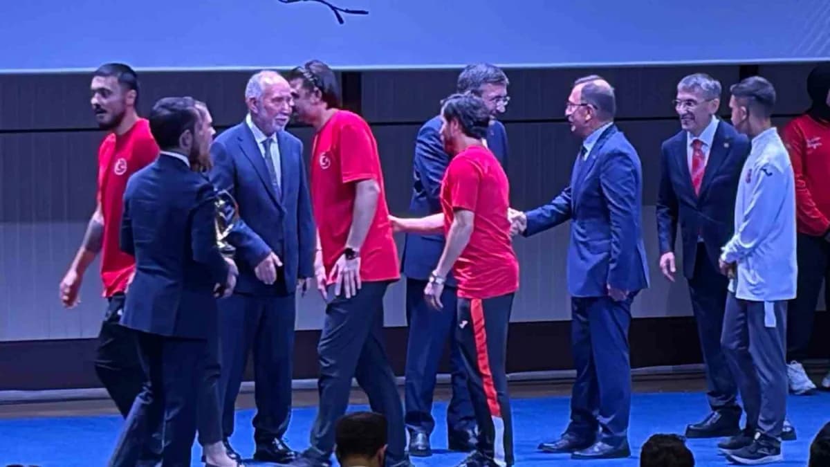 Cumhurbaşkanı Yardımcısı Cevdet Yılmaz, Ankara'da düzenlenen Sporun Devleri Buluşuyor ödül töreninde konuşma yaparken