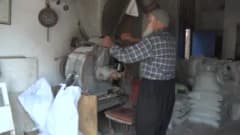 Gaziantep Oğuzeli'nde 84 yaşındaki Bekir İslamcan geleneksel yöntemlerle tuz öğütüyor