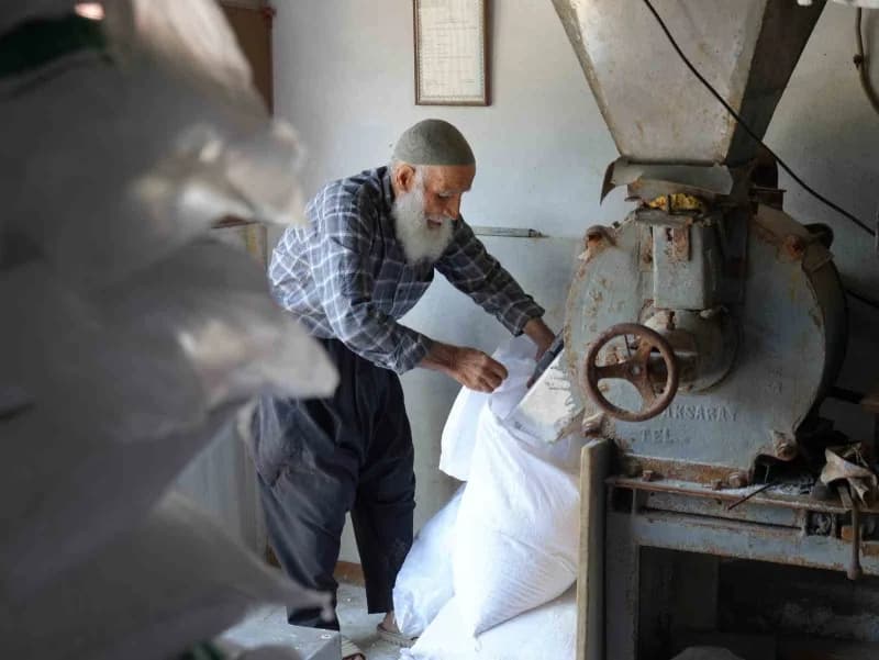Gaziantep'in Oğuzeli ilçesinde yaşayan 84 yaşındaki Bekir İslamcan, 70 yıl önce başladığı tuz öğütme işini ilerleyen yaş