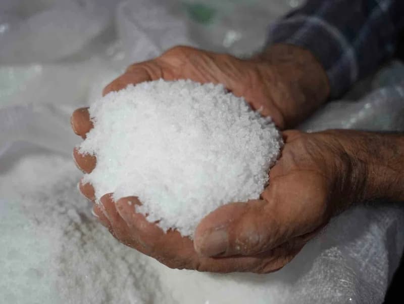 İlçede bu işi sürdüren tek kişi olduğunu belirten İslamcan, Türkiye'nin farklı bölgelerinden getirdiği tuzları önce yıka