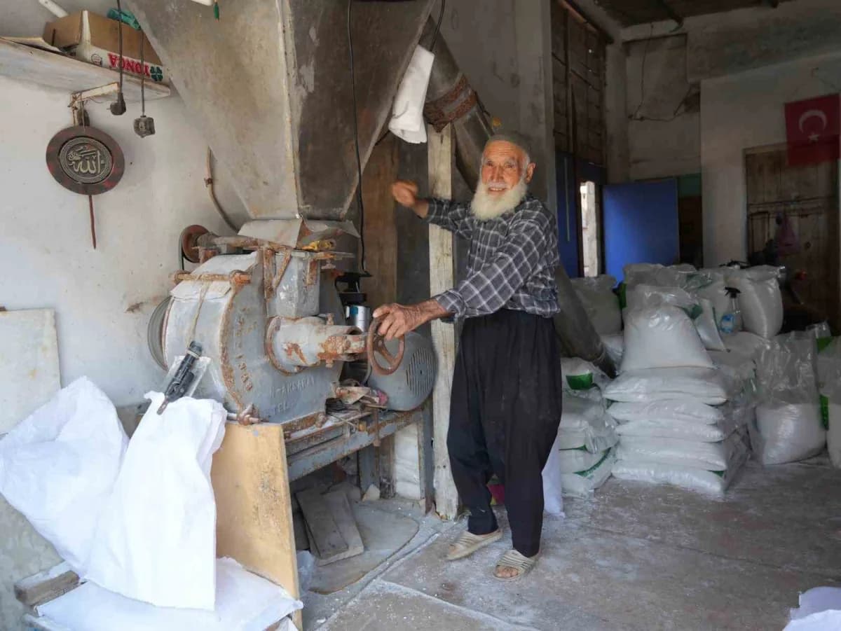 Gaziantep'in Oğuzeli ilçesinde yaşayan 84 yaşındaki Bekir İslamcan, yarım asırdır geleneksel yöntemlerle tuz öğüterek he