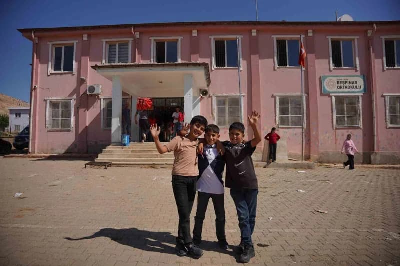 Beşpınar Ortaokulu’nda düzenlenen programa 400 ilkokul ve ortaokul öğrencisi katılırken, öğrenciler 13 farklı atölyede b