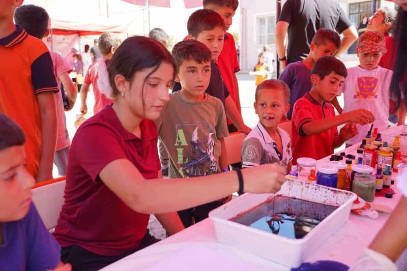 Beşpınar Ortaokulu’nda düzenlenen programa 400 ilkokul ve ortaokul öğrencisi katılırken, öğrenciler 13 farklı atölyede b