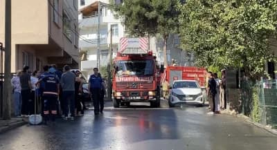 Tuzla Aydınlı Mahallesi’nde 2 katlı binanın çatısında çıkan yangın itfaiye ekiplerince söndürülüyor