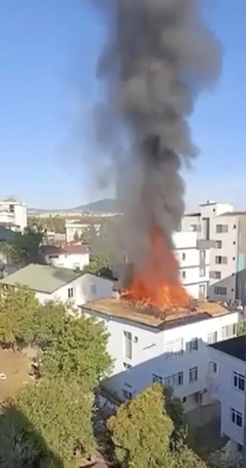 Tuzla’da 2 katlı bir binanın çatısı alev alev yandı. Yangın, itfaiye ekiplerinin müdahalesiyle söndürüldü.