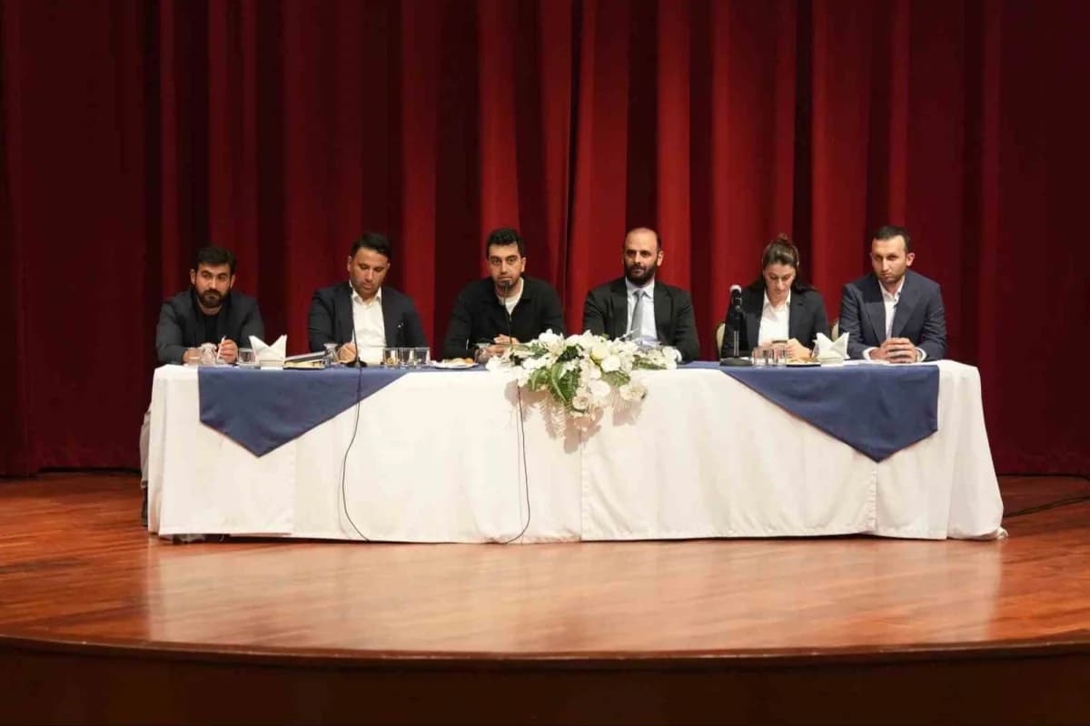 Tuzla Belediyesi Başkanı Eren Ali Bingöl, Penguen Sitesi mağdurlarıyla görüşüyor