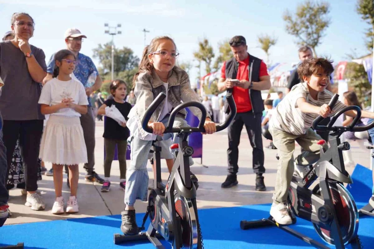 Spor, eğlence ve farklı etkinliklerin bir araya geldiği şölende çocuklar ve aileleri keyifli bir gün geçirdi.