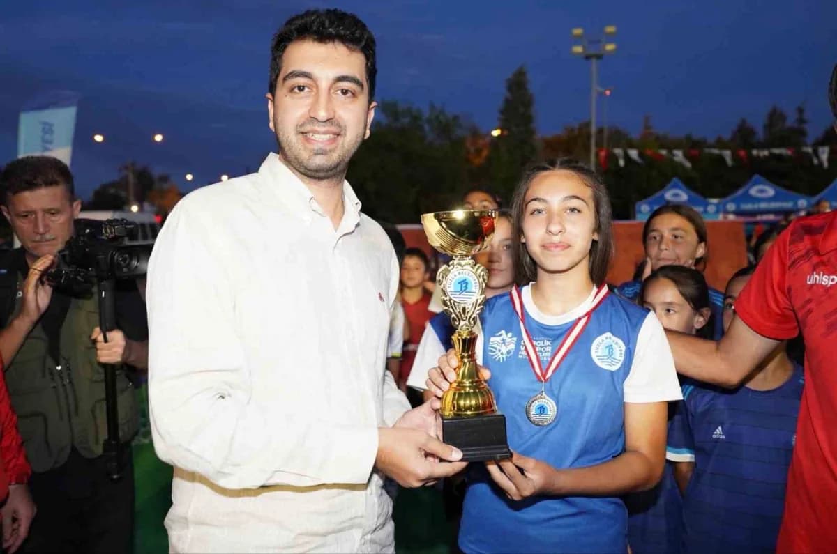 Tuzla Sahil Tören Alanı’nda düzenlenen 2026 Yaz Spor Okulları kapanış şöleninde çocuklar ve aileler spor etkinliklerine