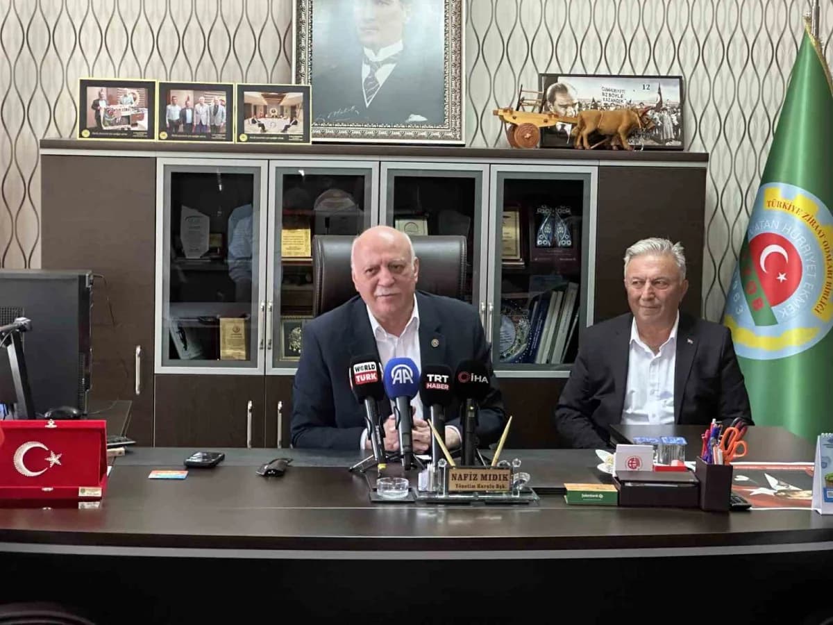 TZOB Genel Başkanı Şemsi Bayraktar Uşak Ziraat Odası ziyaretinde konuşma yaparken