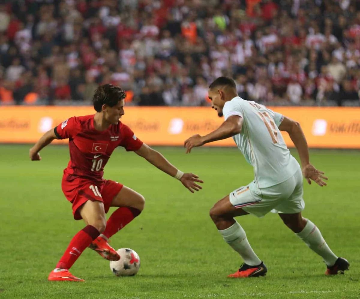Kocaeli'de oynanan UEFA Uluslar Ligi maçında Türkiye ve Fransa milli takımları mücadele ediyor