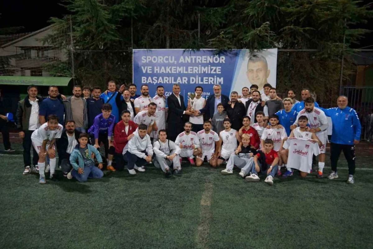 Gölcük’te düzenlenen Başkanlık Kupası Futbol Turnuvası’nın finalinde Değirmenderespor’u 2-1 yenen Ulaşlıspor, kupanın sa