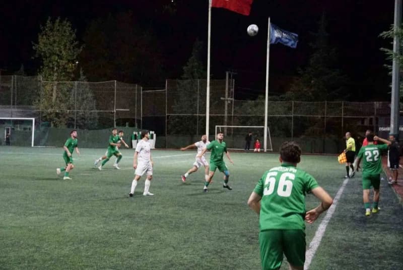 Gölcük’te düzenlenen Başkanlık Kupası Futbol Turnuvası’nın finalinde Değirmenderespor’u 2-1 yenen Ulaşlıspor, kupanın sa