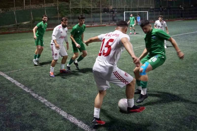 Gölcük Değirmendere Stadı'nda Başkanlık Kupası final maçında mücadele eden Ulaşlıspor ve Değirmenderespor takımları