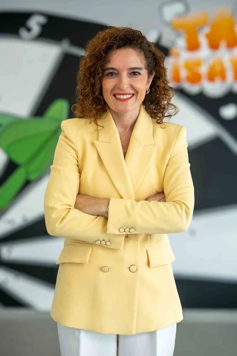 Gençlerin üniversitede edindikleri teorik bilgileri iş hayatındaki uygulamalarla buluşturmalarını hedefleyen programda,