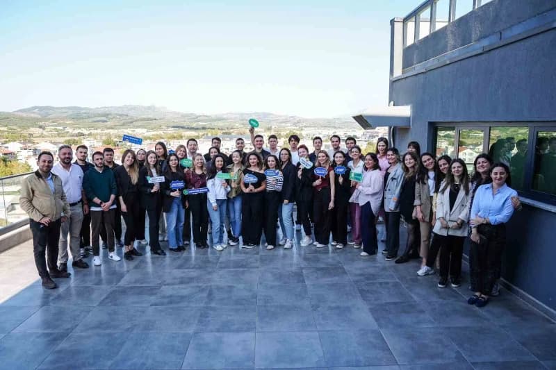 Gençlerin üniversitede edindikleri teorik bilgileri iş hayatındaki uygulamalarla buluşturmalarını hedefleyen programda,