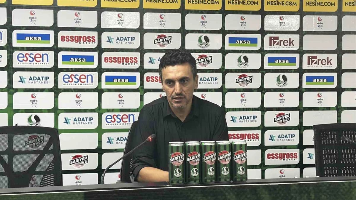 Sakaryaspor Teknik Direktörü Ümit Bozkurt basın toplantısında açıklama yapıyor