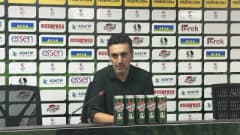 Sakaryaspor Teknik Direktörü Ümit Bozkurt basın toplantısında açıklama yapıyor