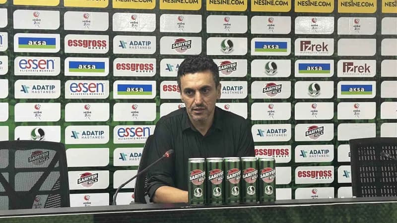 Sakaryaspor Teknik Direktörü Ümit Bozkurt basın toplantısında açıklama yapıyor