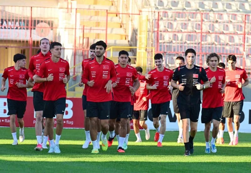 Ümit Milli Takımı oyuncuları Ümraniye Belediyesi Şehir Stadyumu’nda antrenman yaparken