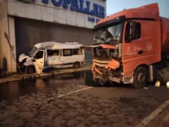 Ümraniye’de servis minibüsü ile İSTAÇ kamyonunun çarpıştığı kaza sonrası devrilen trafik lambası ve olay yeri