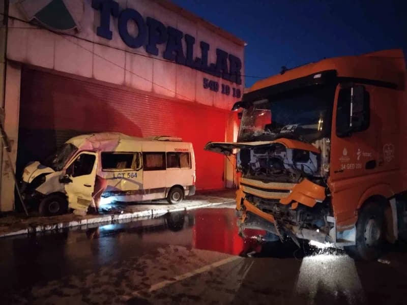 Ümraniye'de servis minibüsü ile İSTAÇ kamyonu çarpıştı: 2 yaralı