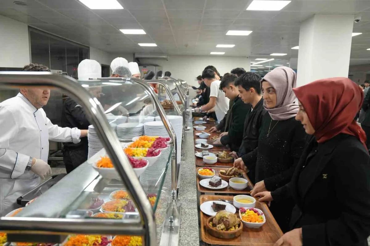 Hafta içi her gün hizmet veren lokanta, gençlerin bütçelerine katkı sağlarken onlara bir araya gelebilecekleri sıcak bir