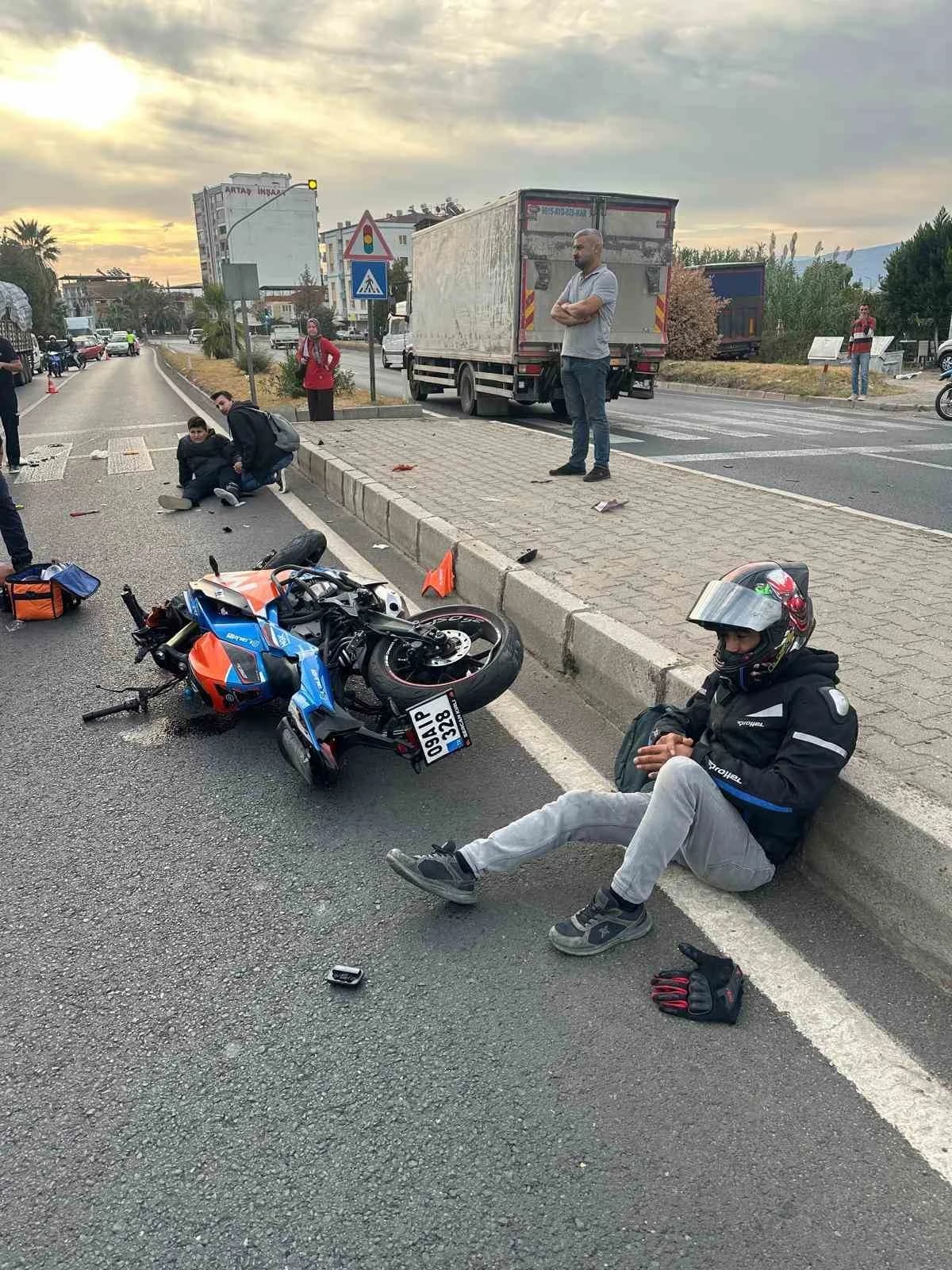 Umurlu’da motosikletler çarpıştı: 3 yaralı