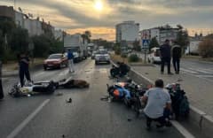 Aydın Efeler Umurlu Mahallesi girişinde motosiklet kazası sonrası olay yerinde sağlık ve itfaiye ekipleri müdahale ediyo