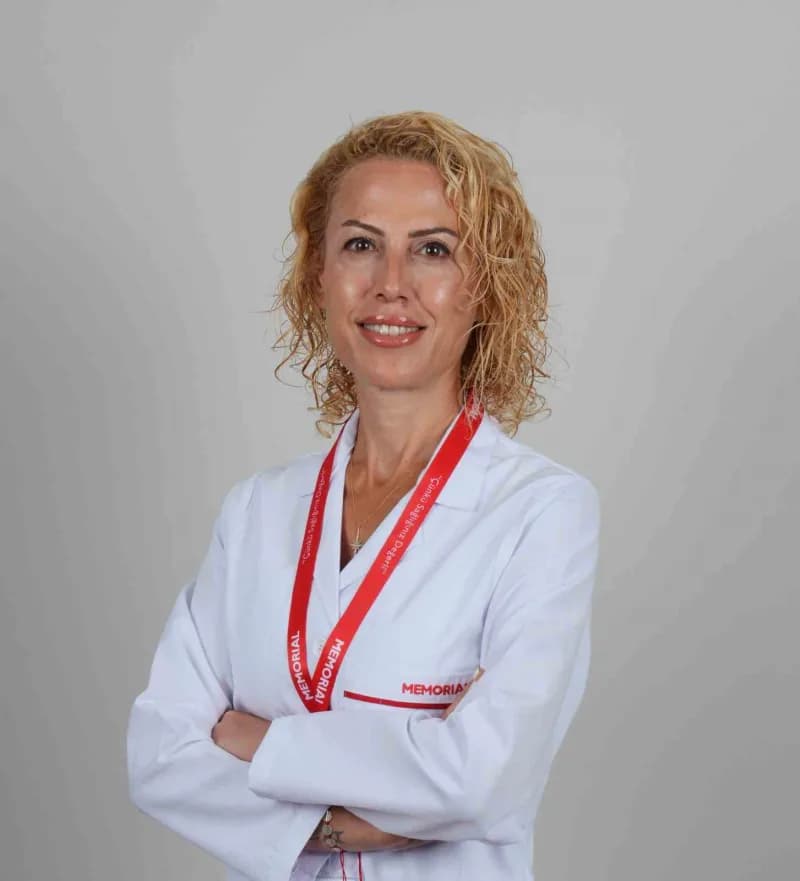 Yaşlı bir kişinin hafıza ve unutkanlıkla ilgili sağlık kontrolü yapılırken doktorla görüşmesi