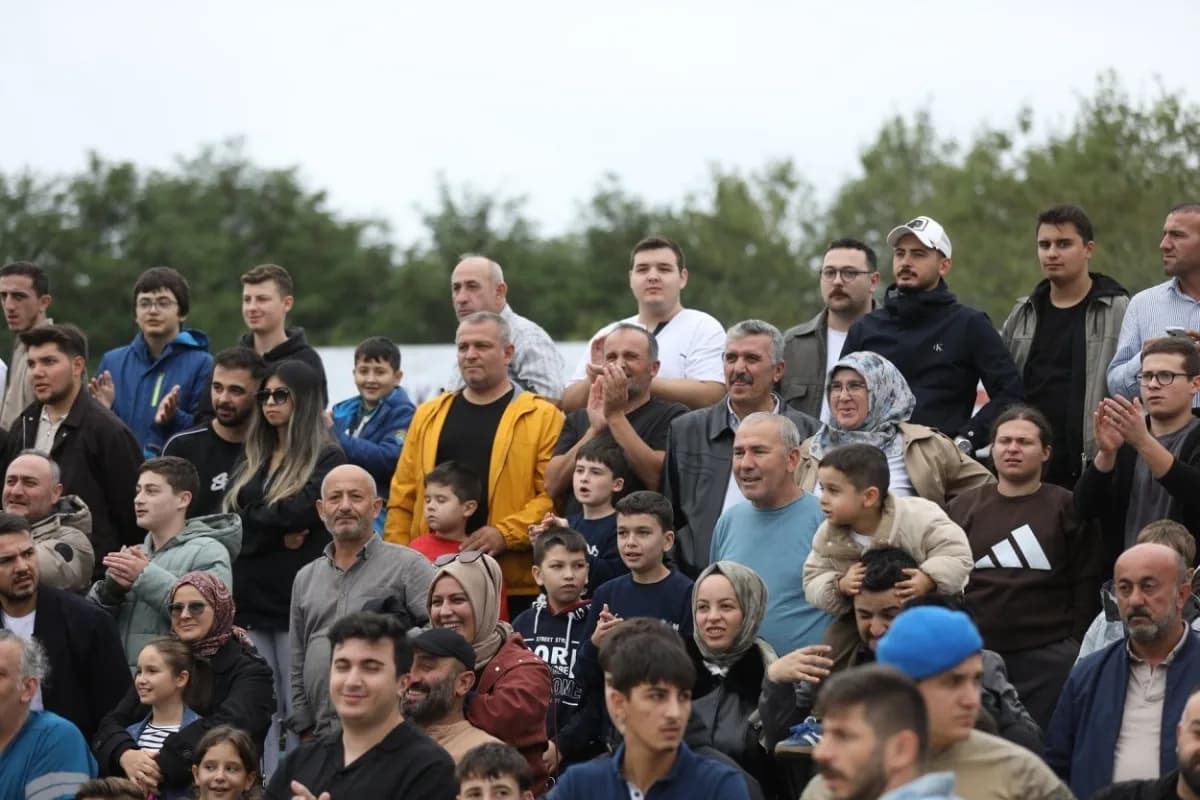 Yarışları izleyen vatandaşlar