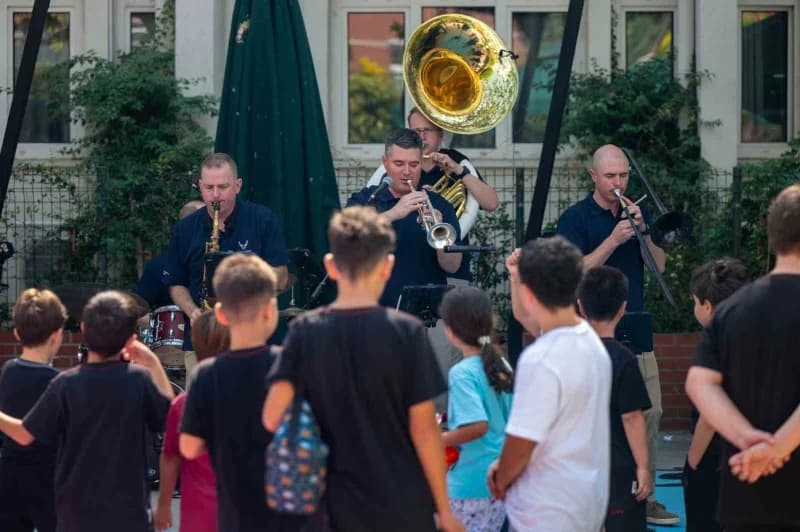 USAFE Orkestrası Adana ve Tarsus'ta öğrencilere müzik ziyafeti sunarken sahnede performans sergiliyor