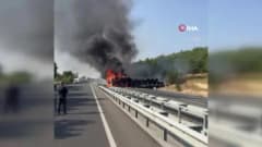 Uşak Banaz’da bariyere çarpan ve devrilen alkol yüklü tırdan yükselen alevler ve müdahale eden itfaiye ekipleri