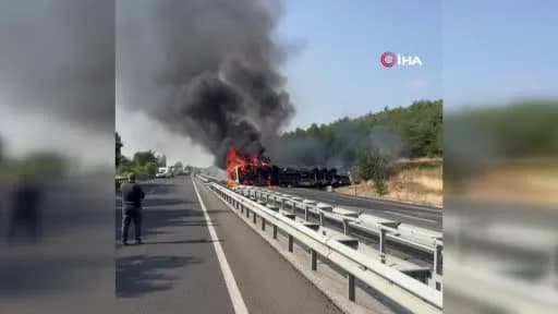 Uşak Banaz’da bariyere çarpan ve devrilen alkol yüklü tırdan yükselen alevler ve müdahale eden itfaiye ekipleri