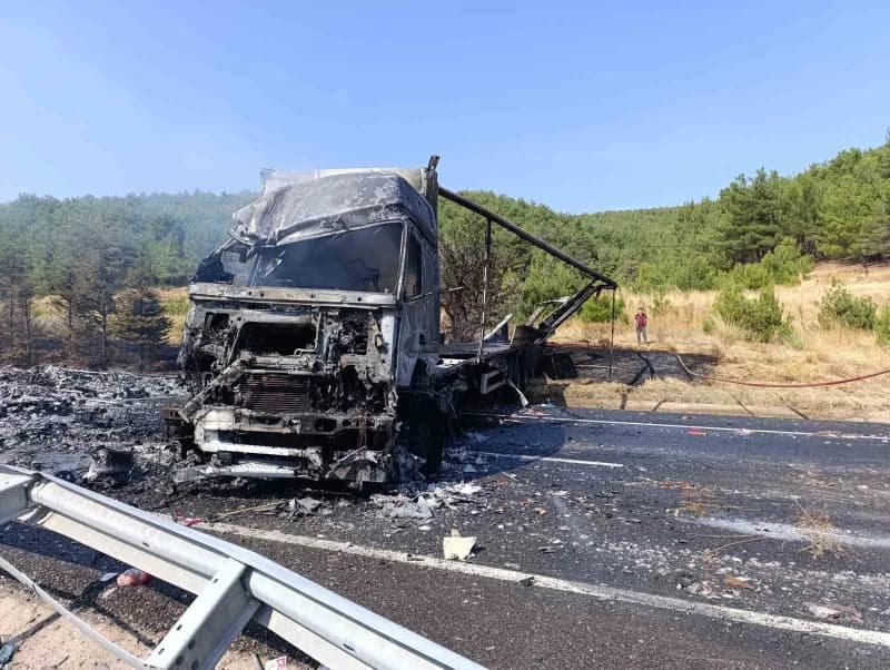 Uşak'ın Banaz ilçesinde alkol yüklü tırın bariyere çarpıp devrilmesi sonucu sürücü yaralanırken, tır alev aldı.