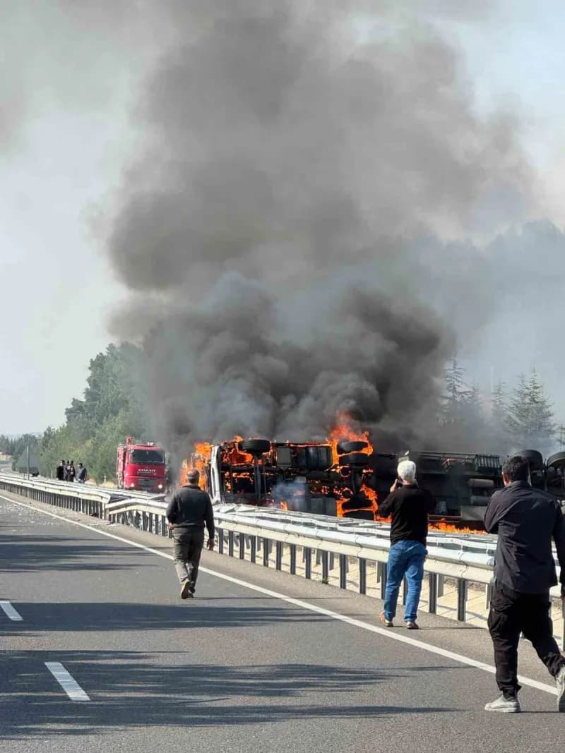 Uşak'ın Banaz ilçesinde alkol yüklü tırın bariyere çarpıp devrilmesi sonucu sürücü yaralanırken, tır alev aldı.