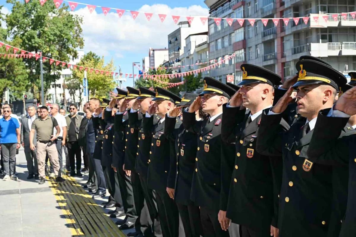Uşak’ta 19 Eylül Gaziler Günü dolayısıyla çelenk töreni düzenlendi.