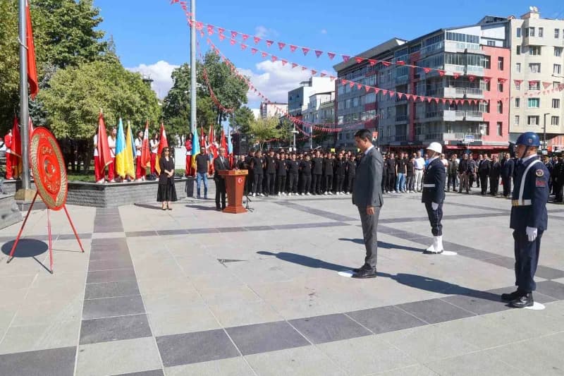 Uşak’ta 19 Eylül Gaziler Günü çelenk töreninden bir kare, protokol üyeleri ve gaziler katıldı